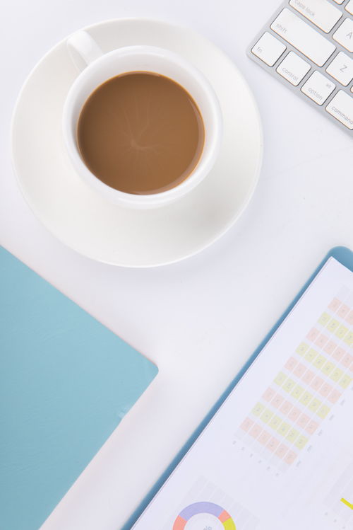 提神咖啡与办公用品 商务摄影中的静谧与活力